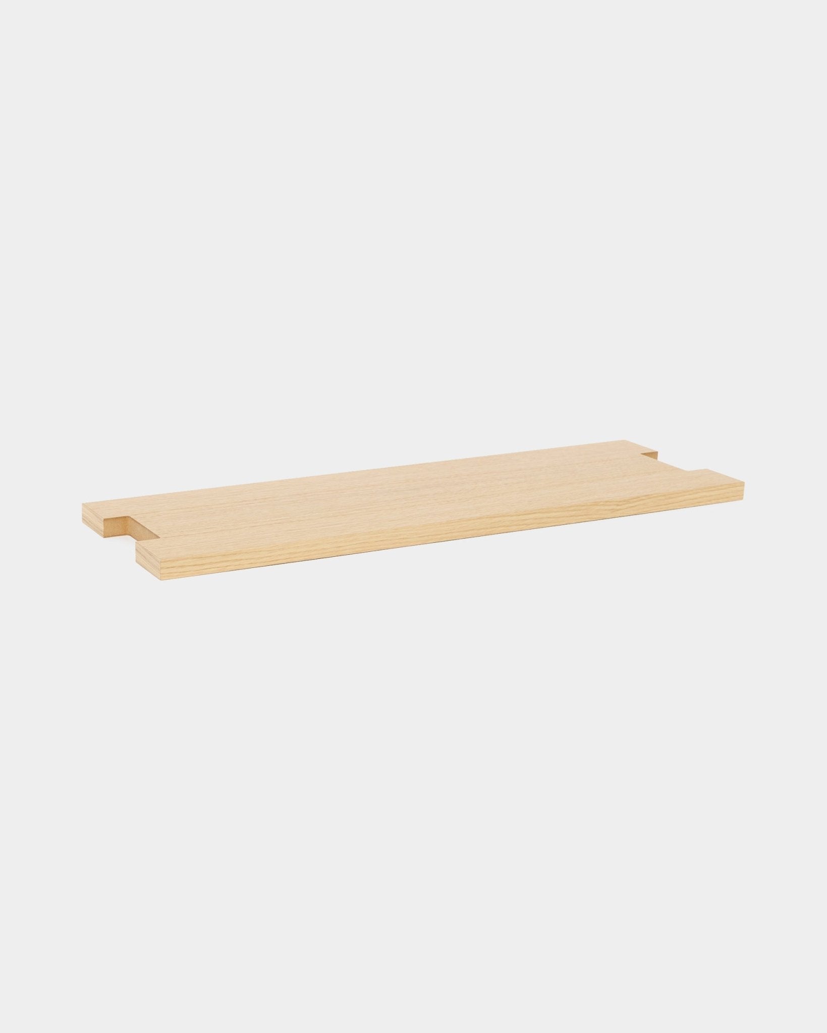 Das Lova | Holzregal / BM2 von WoodUpp, Eichenfurnier (65,8 x 20 cm), mit eingekerbten Ecken im minimalistischen nordischen Design, vor weißem Hintergrund dargestellt.